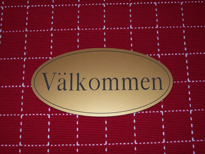 Dörrskylt med texten Välkommen